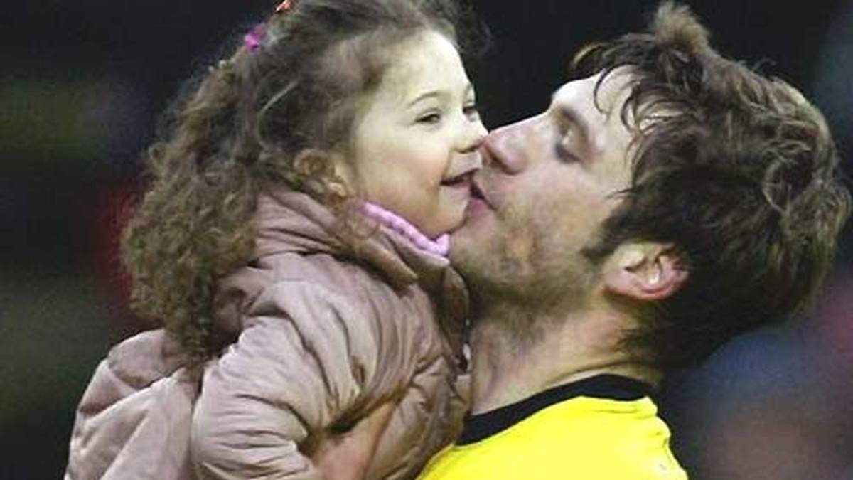 Nach der WM wechselt Frings nach Dortmund. Titel bleiben ihm mit der Borussia verwehrt. Aber bei seiner Tochter Lisa findet er Trost