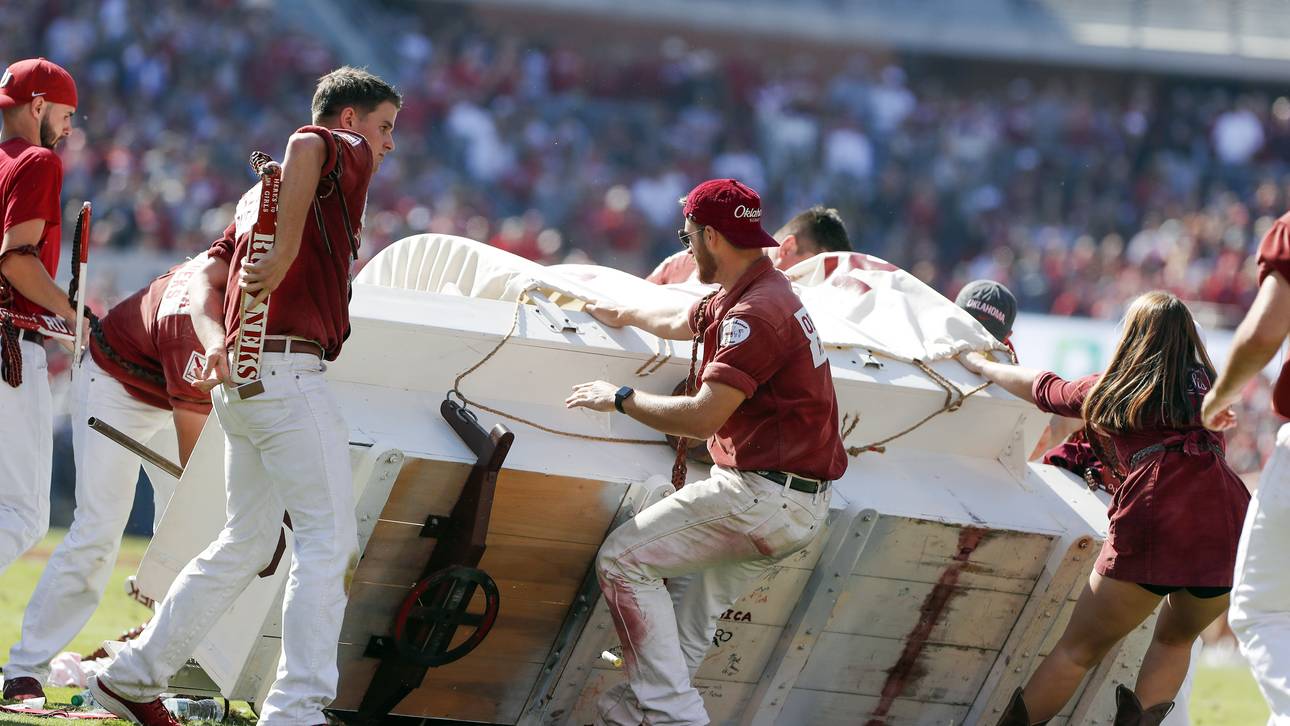 Heftiger Crash von Football-Kutsche