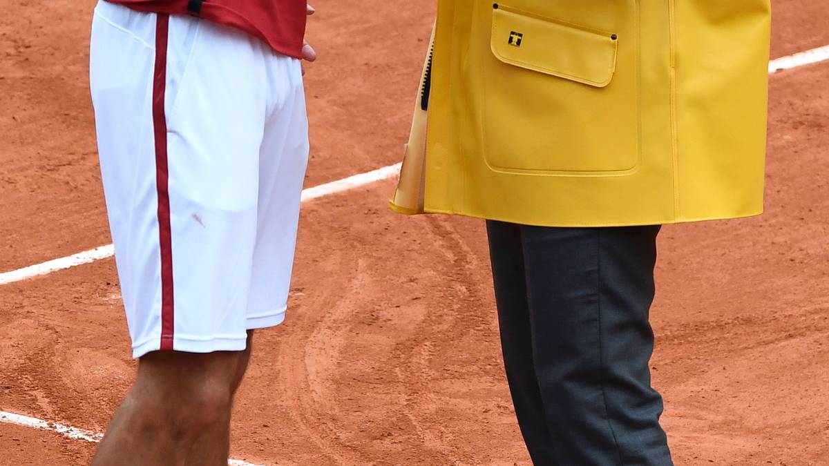 An Tag elf der French Open erleben wir etwas besonders Skurriles: Denn Novak Djokovic, der soeben den Viertelfinaleinzug gegen Roberto Baugista Agut perfekt gemacht hat, greift nach dem Hut des Ex-Tennis-Profis Fabrice Santoro. Dieser stellt ihm gerade einige sachliche Fragen zur Partie, als der Serbe ganz ungeniert zum Hutdieb wird ...