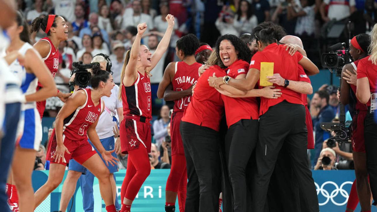 Die amerikanischen Basketballerinnen bejubeln die Goldmedaille nach einem Herzschlagfinale