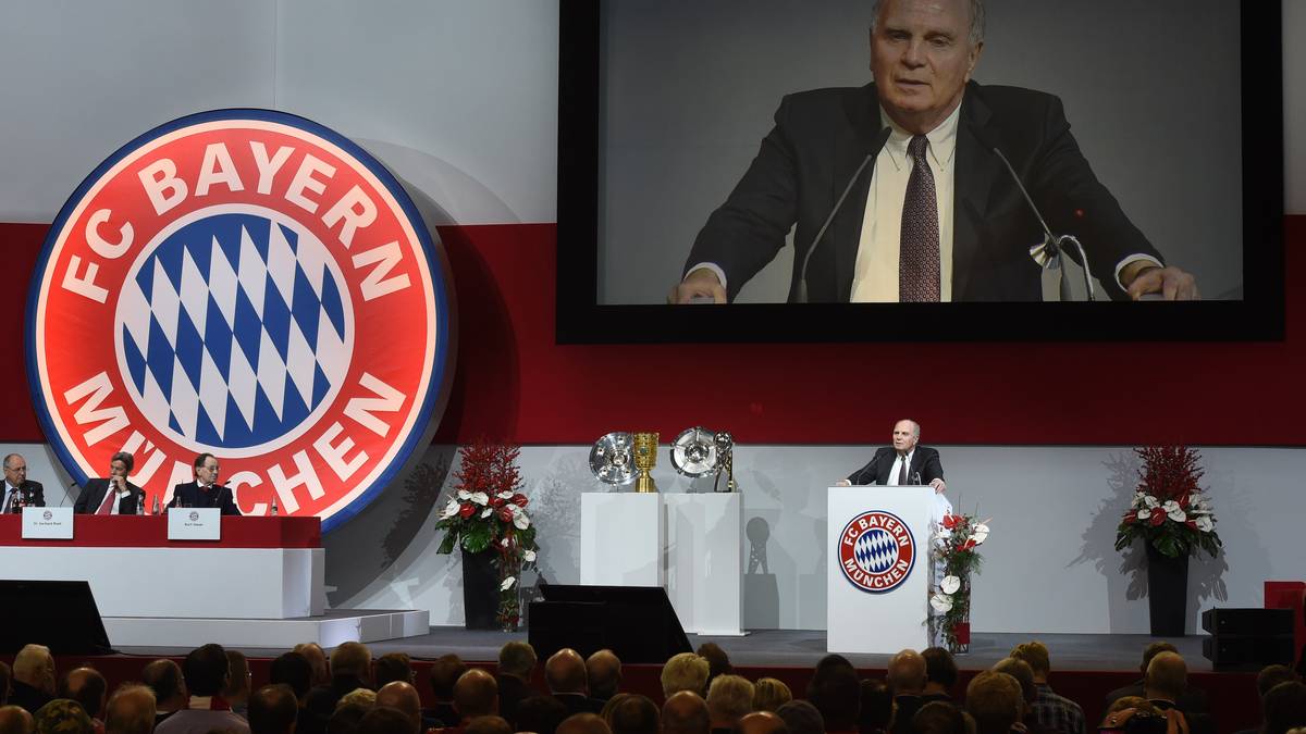 Der alte und neue starke Mann beim FC Bayern gibt sich reumütig und nachdenklich, packt aber auch wieder die Abteilung Attacke aus. "Endlich haben wir in Leipzig nach Dortmund wieder einen zweiten Feind", posaunt er hinaus