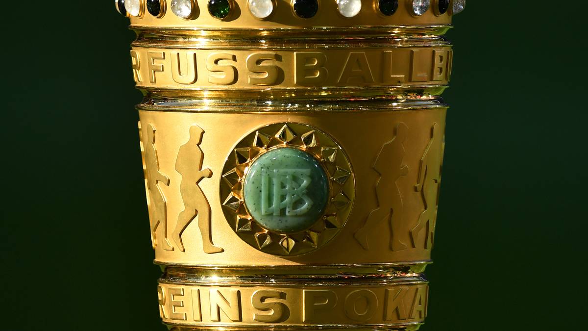 Und um das Ding geht es: 52 Zentimeter hoch, 5,7 Kilogramm schwer, mit einem Fassungsvermögen von acht Litern ausgestattet und rund 100.000 Euro wert. Der DFB-Pokal
