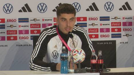 Nach dem blamablen WM-Auftakt steht gerade alles auf dem öffentlichen Prüfstand - auch der Bundestrainer. Ist Hansi Flick etwa zu nett? Eine Frage, die in den vergangenen Tagen diskutiert wurde.