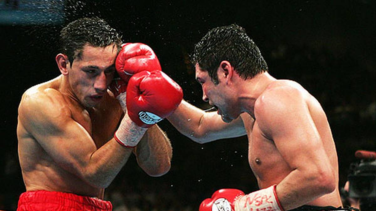 Aufgestiegen ins Mittelgewicht forderte er am 5. Juni 2004 den WBO-Titelträger Felix Sturm heraus. De la Hoya galt als Favorit, gewann den Kampf aber nur knapp nach Punkten