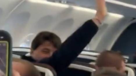 Fans von Tottenham Hotspur besingen während eines Flugs von London nach Madrid ihren ehemaligen Trainer Mauricio Pochettino vor der Champions-League-Partie gegen Atlético Madrid. Derweil läuft es für Tottenham in der Liga aktuell alles andere als rund.