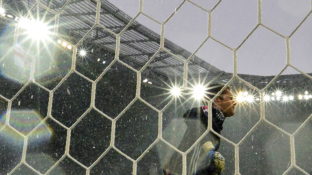 Nordirlands Keeper Michael McGovern stand im Regen. Beziehungsweise Hagel.
