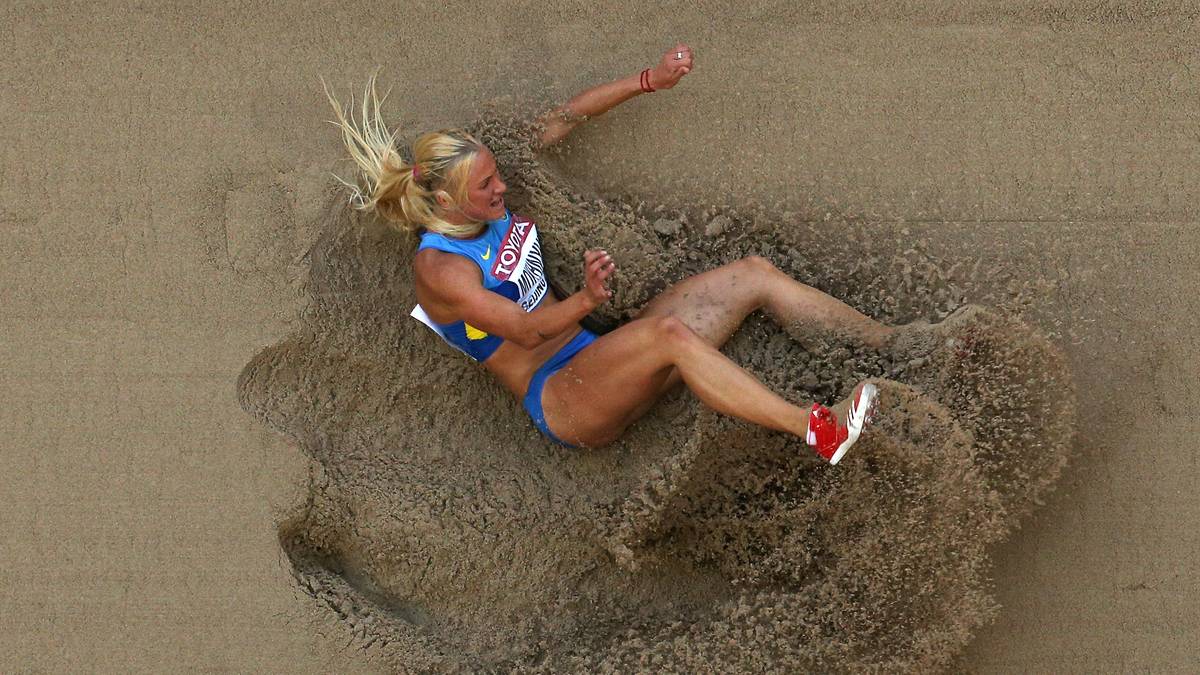 Die Ukrainerin Anastasiya Mokhnyuk kann sich dagegen nicht so recht entscheiden und landet etwas quer im weichen Sand