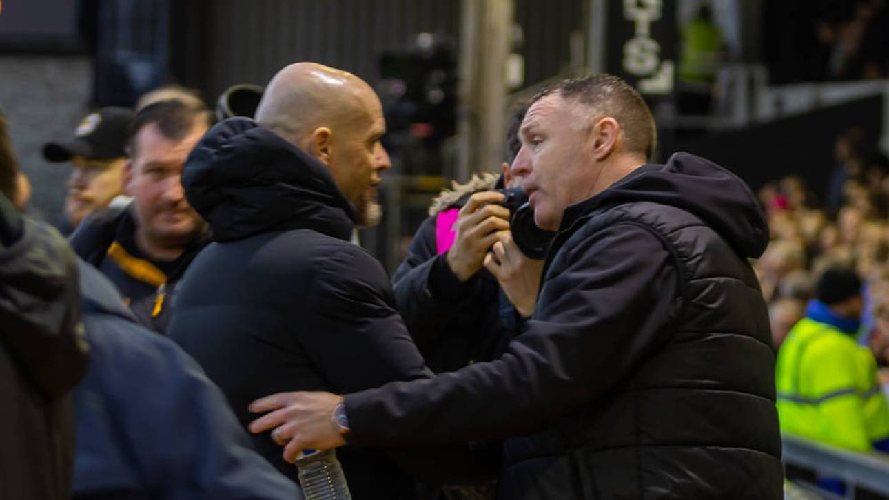 Ten Hag überrascht mit Geschenk