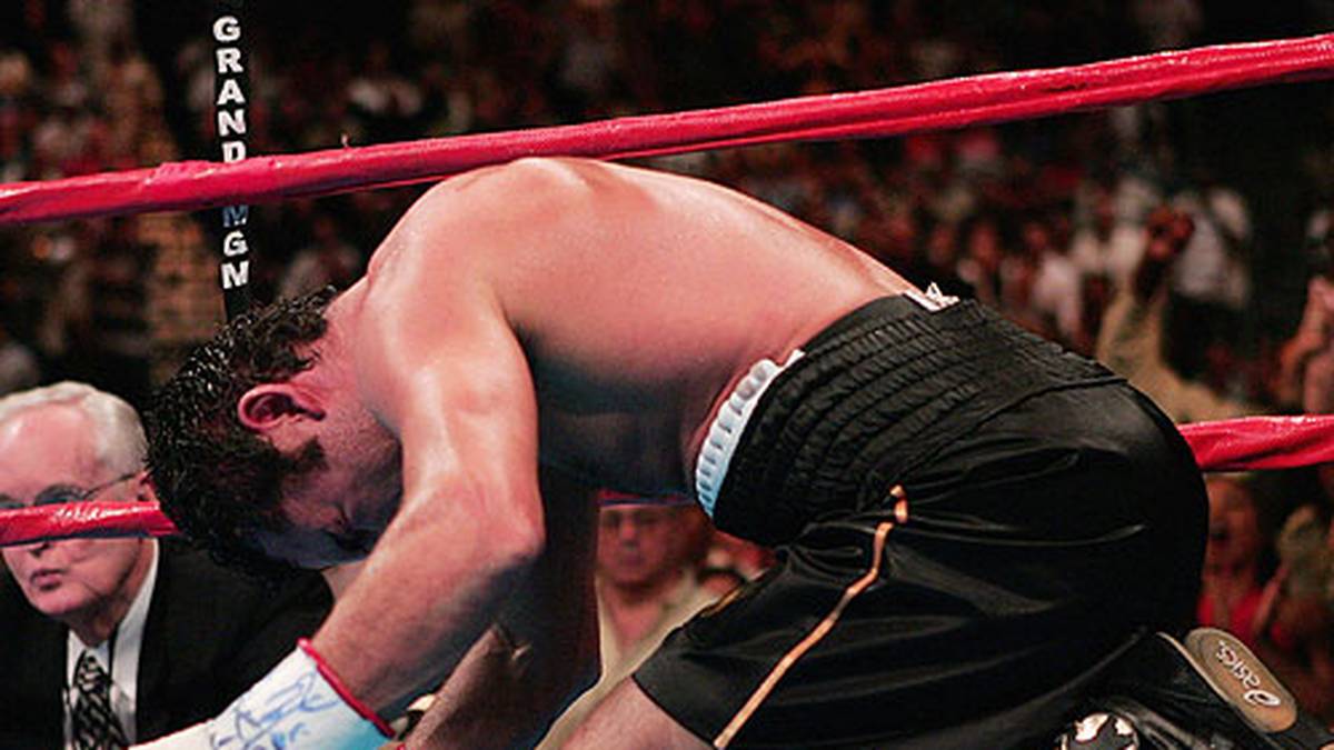 Nur drei Monate später folgte der "Superfight" mit Dreifach-Weltmeister Bernard Hopkins. De la Hoya ging in der neuten Runde zu Boden und verlor den Kampf. Gewonnen hat er aber trotzdem etwas: Angeblich erhielt er für den Kampf eine Gage von 40 Millionen Dollar