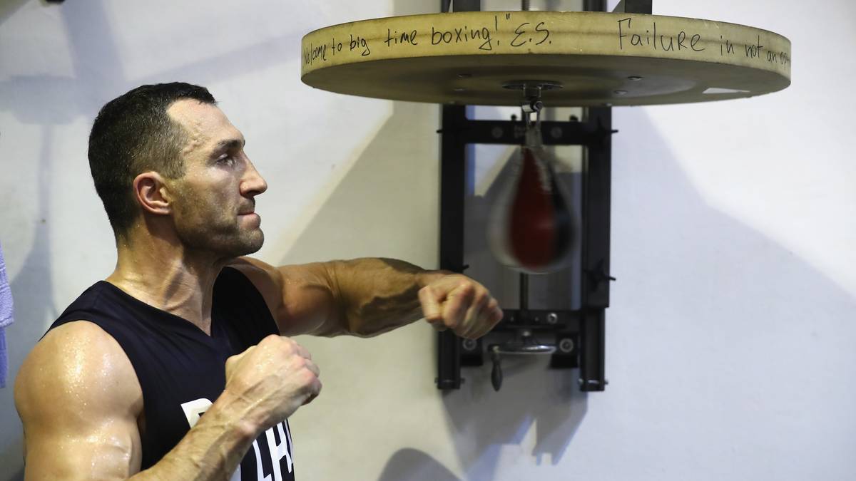 109,1 Kilogramm bringt Klitschko beim offiziellen Wiegen bei einer Größe von 1,98 Metern auf die Waage. Seine Reichweite beträgt 206 Zentimeter. Der Ukrainer boxt mit Linksauslage