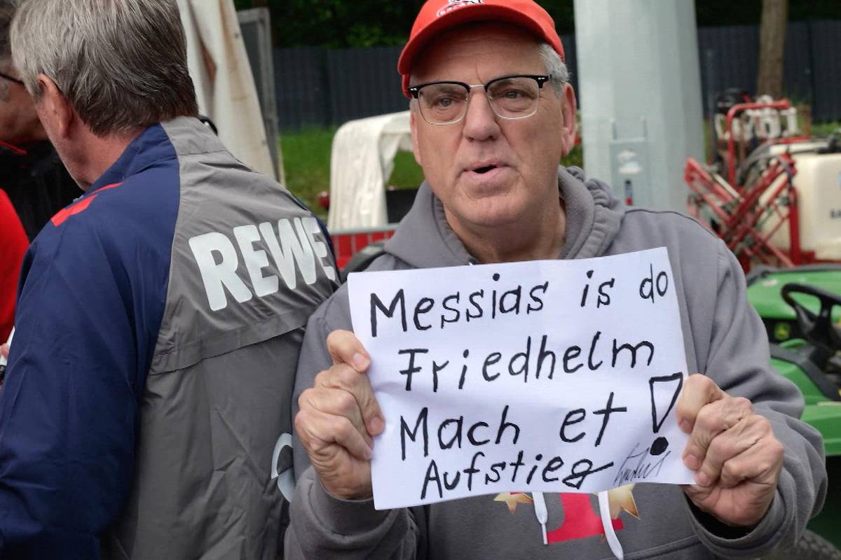 Zum dritten Mal übernimmt Friedhelm Funkel beim 1. FC Köln. Diesmal soll er den FC im Aufstiegsrennen über die Ziellinie retten. Bei der ersten Trainingseinheit könnten Spieler und Fans direkt ein Gefühl für den 71-Jährigen "Messias" bekommen.