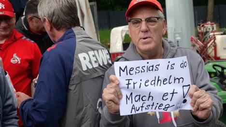 Zum dritten Mal übernimmt Friedhelm Funkel beim 1. FC Köln. Diesmal soll er den FC im Aufstiegsrennen über die Ziellinie retten. Bei der ersten Trainingseinheit könnten Spieler und Fans direkt ein Gefühl für den 71-Jährigen "Messias" bekommen.
