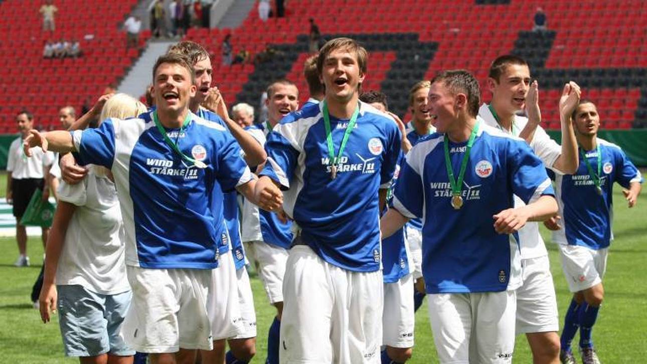 Die U19 von Hansa Rostock feiert die deutsche Meisterschaft mit Kevin Pannewitz (Mitte)