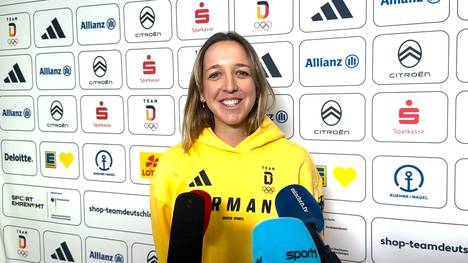 Bei der Olympia-Einkleidung spricht Franziska Preuß über ihre Vorbereitung auf die Olympischen Spiele und verrät, warum sie sich noch einmal für eine Teilnahme entschieden hat. Zudem erklärt sie, wie besonders es für sie ist, dass Familie und Freunde sie diesmal durch die Nähe des Standorts viel einfacher live vor Ort unterstützen können.