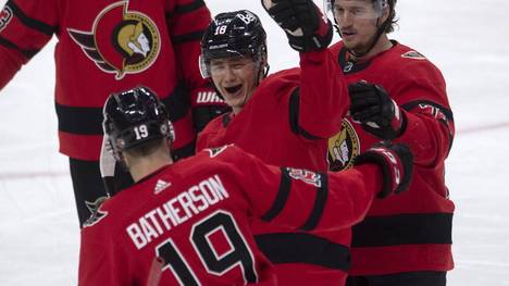 Tim Stützle bejubelt ein Tor zusammen mit seinen Teamkollegen von den Ottawa Senators