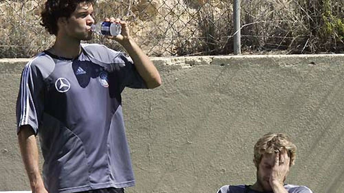 Zusammen mit Ballack erlebt er dann das enttäuschende Vorrunden-Aus bei der EM 2004. Und auch die ein oder andere längere Nacht, wenn man sich Frings so anschaut?