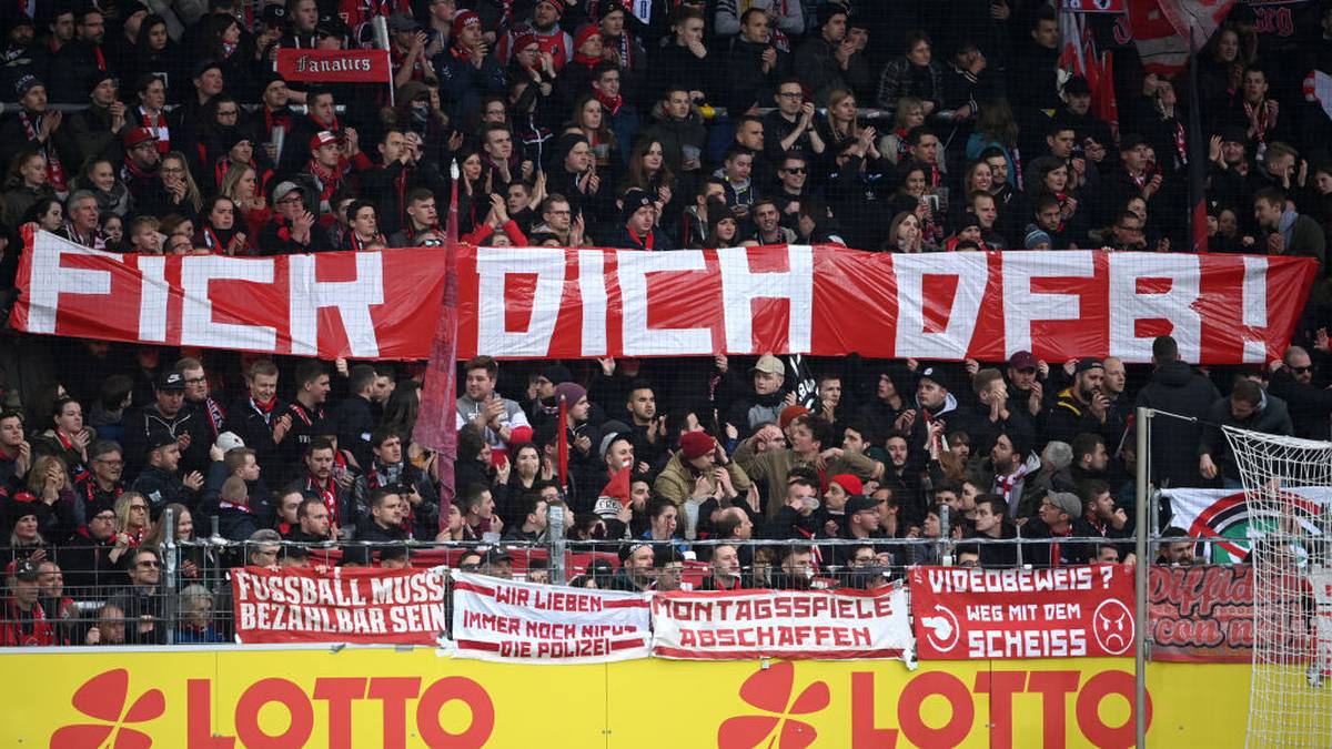 ... und platzierten diverse Banner...