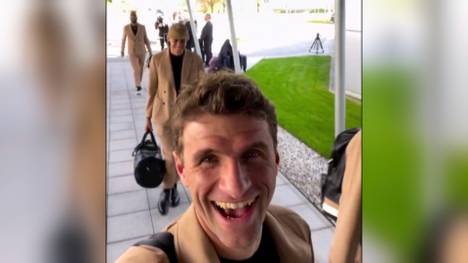 Der FC Bayern macht sich auf den Weg nach Barcelona. Thomas Müller und seine Kollegen senden Grüße an Robert Lewandowski.