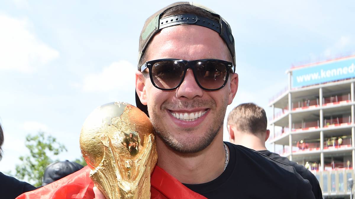 Der kölsche Jung sagt "Tschö": Lukas Podolski beendet seine ruhmreiche Karriere in der Nationalmannschaft. Einmal Weltmeister, zweimal WM-Dritter, einmal Vize-Europameister. SPORT1 zeigt die zehn wichtigsten Momente aus "Poldis" DFB-Karriere