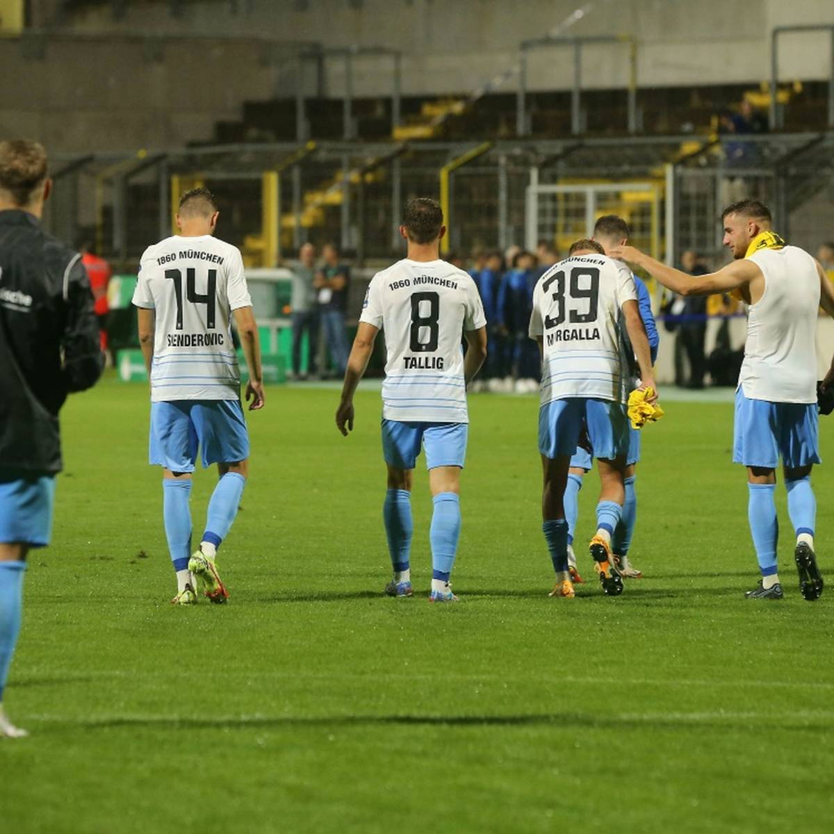 Nach zuletzt zwei Siegen hat Zweitliga-Absteiger Dynamo Dresden in der 3. Fußball-Liga wieder eine Niederlage hinnehmen müssen.