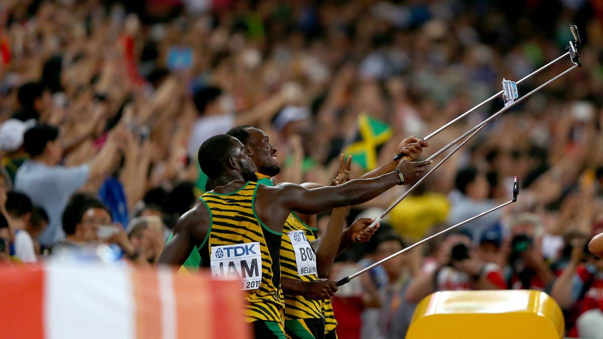 Die Selfies der Zukunft? Die jamaikanische Staffel zückt nach ihrem Gewinn der Goldmedaille gleich vier Selfie-Sticks für ein gemeinsames Foto