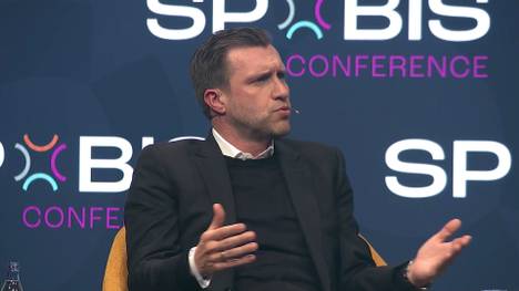 Frankfurts Sportvorstand Markus Krösche kritisiert auf der SPOBIS die Ausbildung von Nachwuchsspielern in Deutschland und wird dabei deutlich.