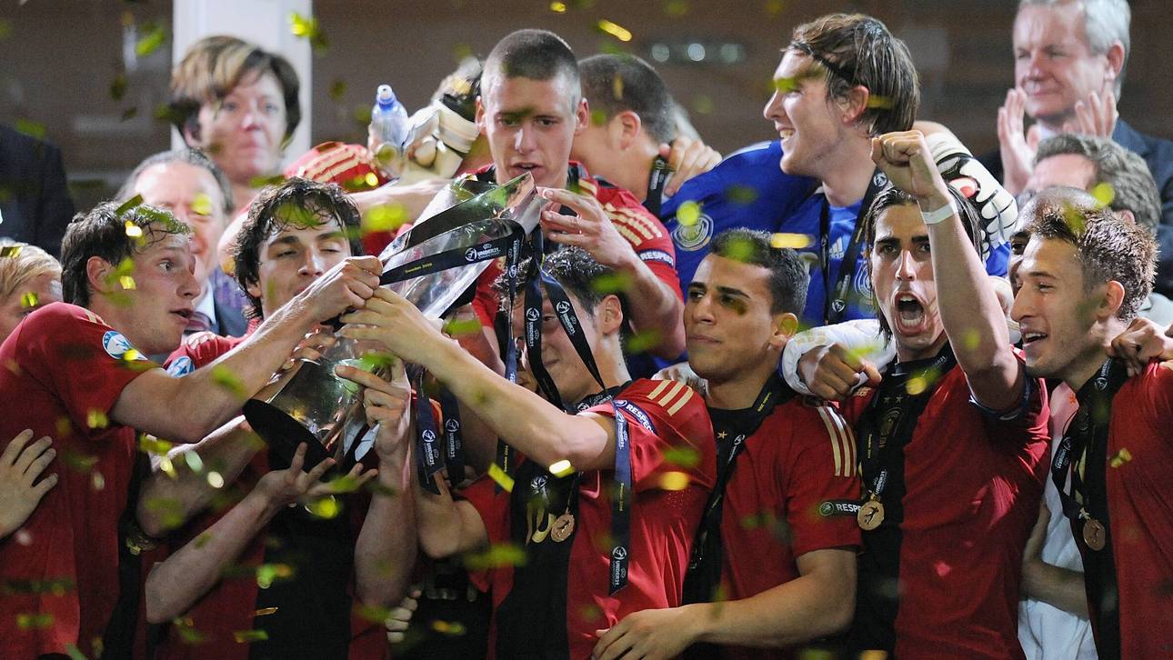 Deutschlands U21-Europameister von 2009: ( v.l.) Benedikt Höwedes, Mats Hummels, Sandro Wagner, Mesut Özil, Änis Ben-Hatira, Torwart Tobias Sippel, Sami Khedira und Fabian Johnson