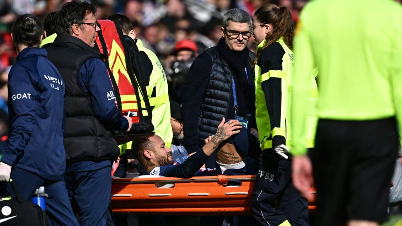 Neymar mit Trage verletzt vom Platz gebracht