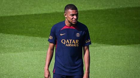 Die Zukunft von Kylian Mbappé ist nach seinem Zoff mit den PSG-Bossen immer noch unklar. Al-Hilal schnürt wohl ein Eine-Milliarde-Euro-Paket für den Superstar.