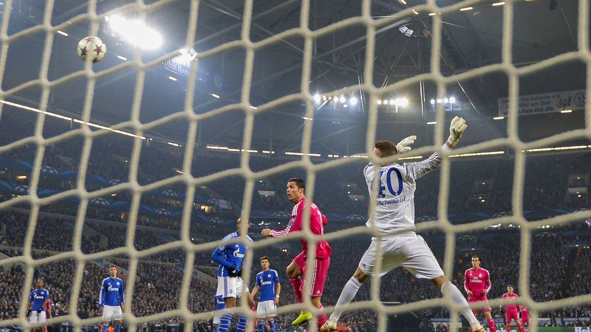 Der Ball senkt sich ins Tor