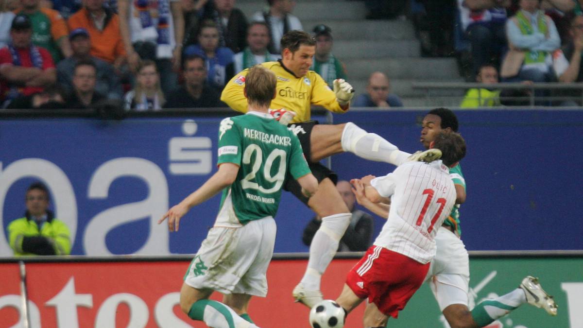 KUNG-FU-WIESE: Im Nordderby im Mai 2008 avanciert Werders Keeper Tim Wiese zum Kampfsportler. Mit dem gestreckten Bein trifft er Hamburgs Ivica Olica an der Schulter - und sieht nur die Gelbe Karte. Für TV-Experte Franz Beckenbauer "fast schon ein Mordversuch"