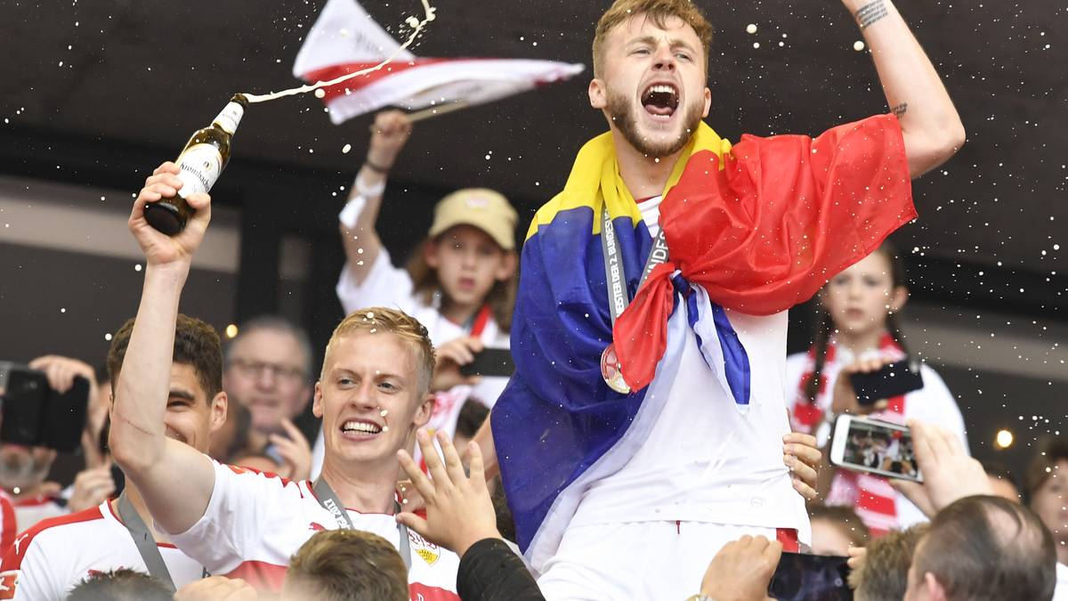 Timo Baumgartl (l.) und Alexandru Maxim (r.) mischen sich unter die Fans und lassen die Korken knallen. In diesem Fall ist es Bier