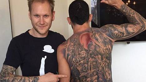 Beeindruckend: Carlos Tevez stellt seine Tattoos zur Schau.