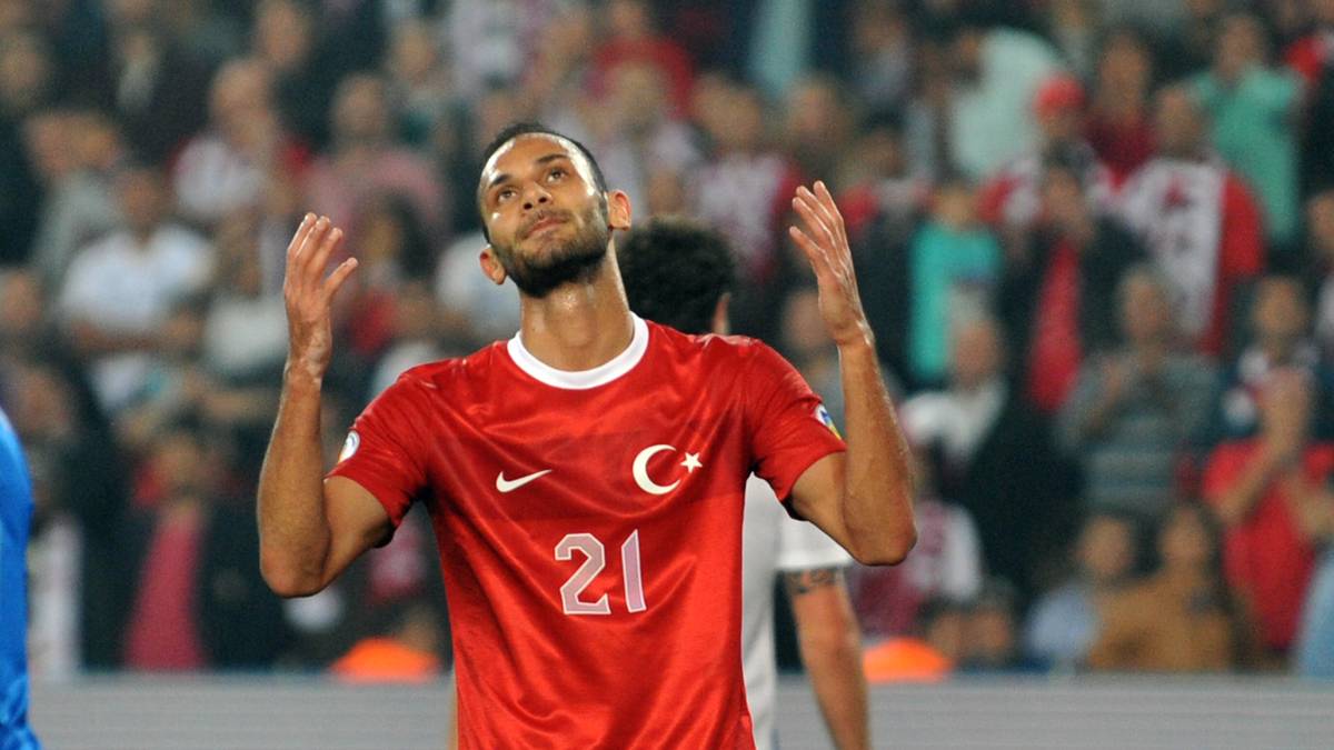 Toprak hatte bis dahin gar keinen türkischen Pass und war "selber überrascht", wie schnell er ihn dann bekam. Kritik an seiner Entscheidung konterte er: "Integration bedeutet doch nicht, dass ich unbedingt Deutscher sein muss." Er werde es "nie beiden Seiten recht machen können. Nur mir selber"