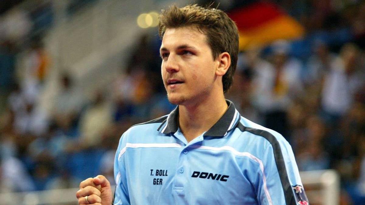 In Athen 2004 betrat Timo Boll erstmals die Olympische Bühne. Er kämpfte sich bis ins Viertelfinale, ehe Boll gegen Jan-Ove Waldner ausschied