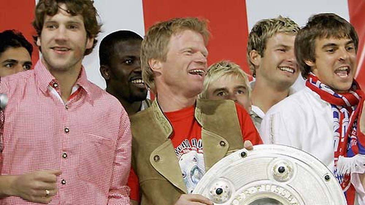 Durchsetzen kann sich Frings an der Isar allerdings nicht. Nach einem Jahr verlässt er die Bayern wieder, darf aber zuvor immerhin das Double aus Meisterschaft und Pokal auf dem Münchner Rathausbalkon feiern