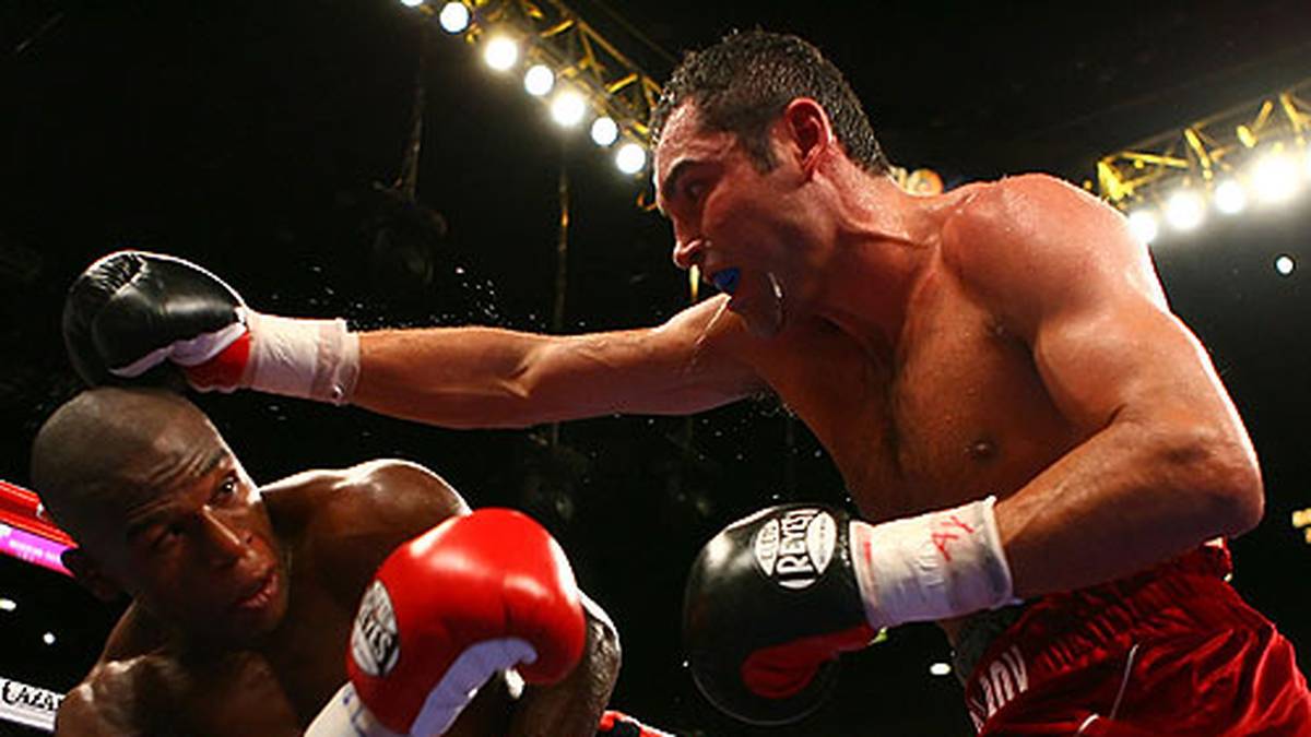 Der Vater von Mayweather war bis Ende 2006 der Trainer von De la Hoya. Für zwei Millionen Dollar hätte er ihn auch in diesem Kampf trainiert. De La Hoya entschied sich jedoch für Freddie Roach. Schätzungsweise kassierte er insgesamt 60 Millionen Dollar mit dem Kampf