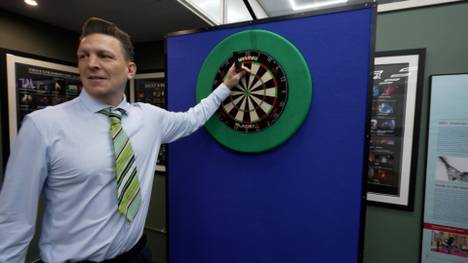 Bevor das große WM-Finale steigt, darf SPORT1-Kommentator Basti Schwele ein paar Darts im Practice Room der Stars werfen und begeistert mit seiner Aufnahme.