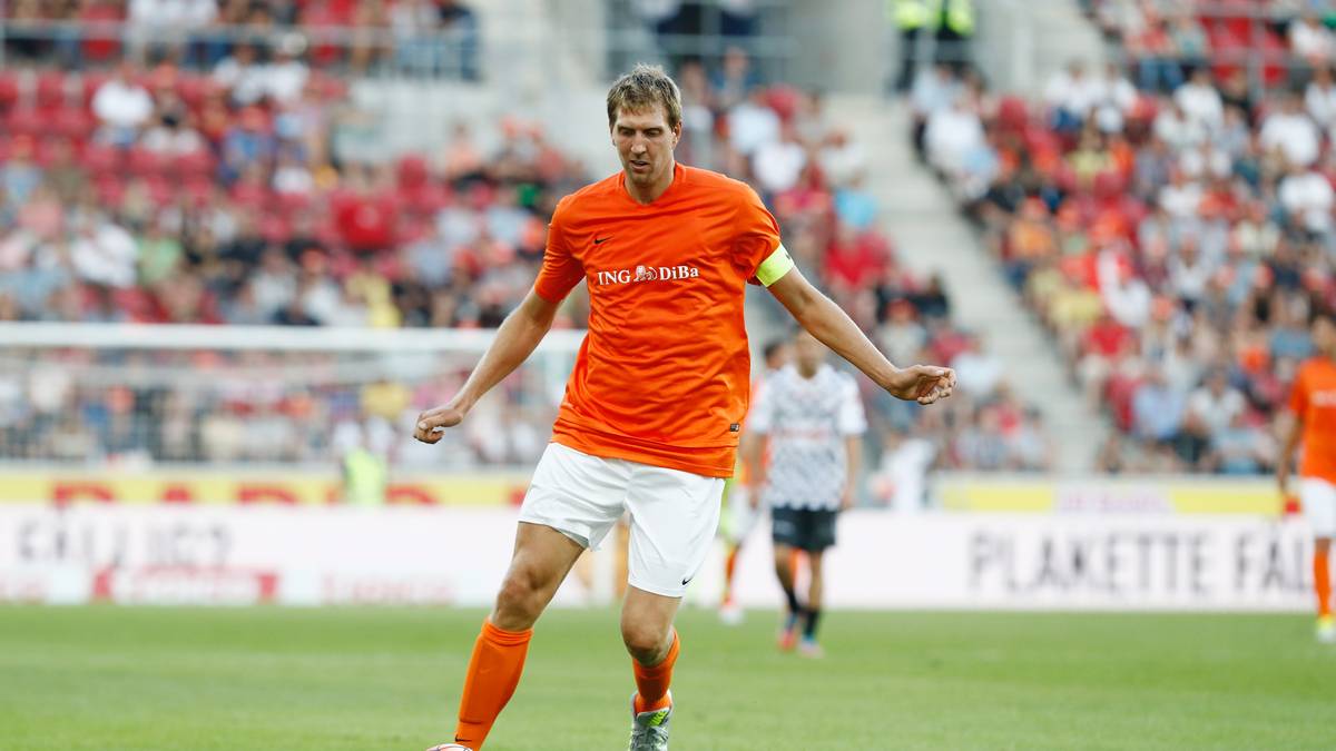 Dirk Nowitzki sendet vor dem Spiel Genesungswünsche an Schumacher. "Wir wollen Michael von hier aus ein bisschen positive Energie schicken. Wir wollen ihm zeigen, dass wir ihn nicht vergessen haben", sagt der NBA-Star zu SPORT1