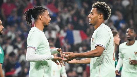 Désiré Doué findet auf der Pressekonferenz lobende Worte für Bayern-Spieler Michael Olise. Außerdem verrät er, ob Mr. Nonchalant auch innerhalb des Teams so wortkarg ist, wie in der Öffentlichkeit