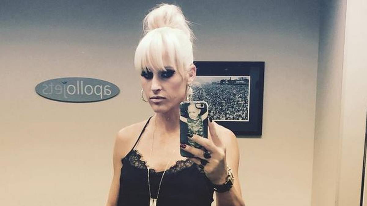 Aus der Öffentlichkeit hat McCool sich aber nicht zurückgezogen, über ihren Instagram-Account hält sie ihre Fans auf dem Laufenden