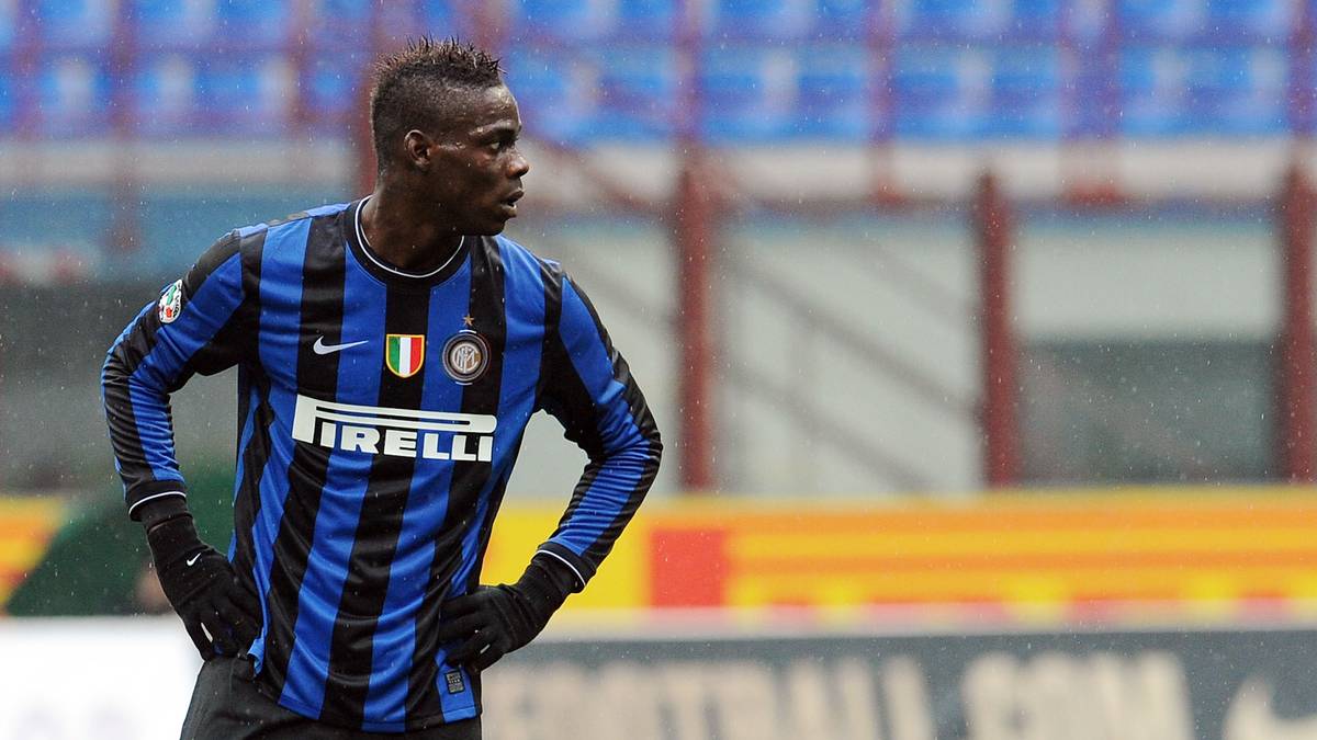 Nach Inter und AC Mailand ist Brescia Calcio für Balotelli sein dritter Serie-A-Klub. Hierzulande ist der lombardische Verein nicht jedem Fußballfan ein Begriff - dabei haben zahlreiche Superstars für Brescia gespielt