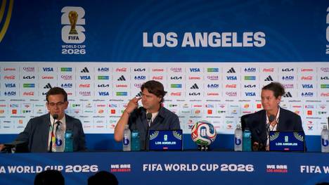 US-Nationaltrainer Mauricio Pochettino beschwert sich auf der Pressekonferenz nach dem WM-Sieg der USA mehrmals über den störenden Hintergrundlärm im Medienraum des Stadions.