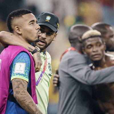 Brasilien muss bei der WM in Katar zwei Hiobsbotschaften verkraften. Ein Stürmer sowie ein Verteidiger müssen verletzungsbedingt die Rückreise antreten. 