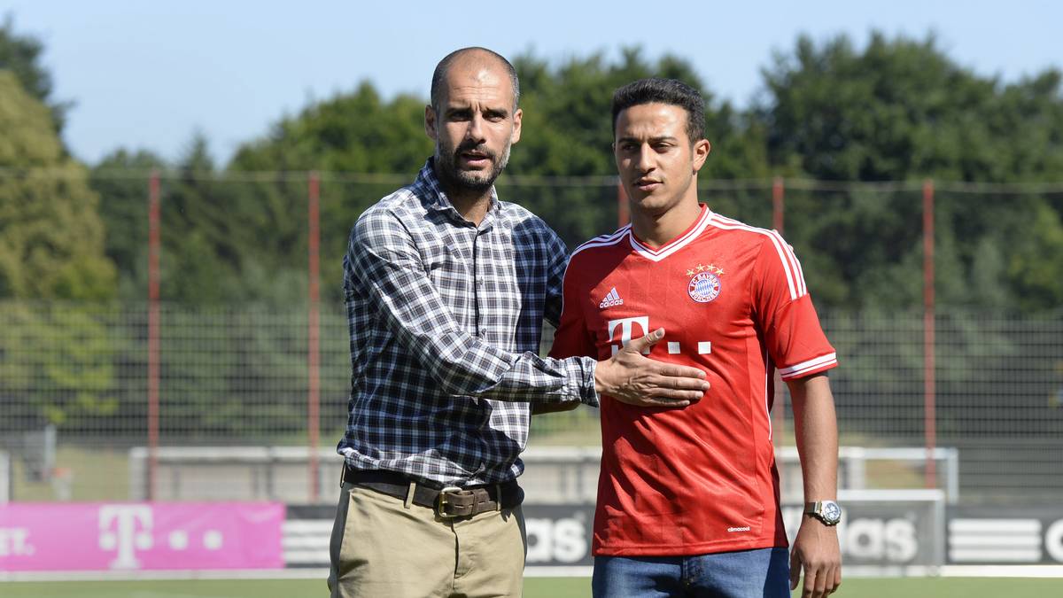 Pep Guardiola (l.) begrüßte Thiago 2013 beim FC Bayern
