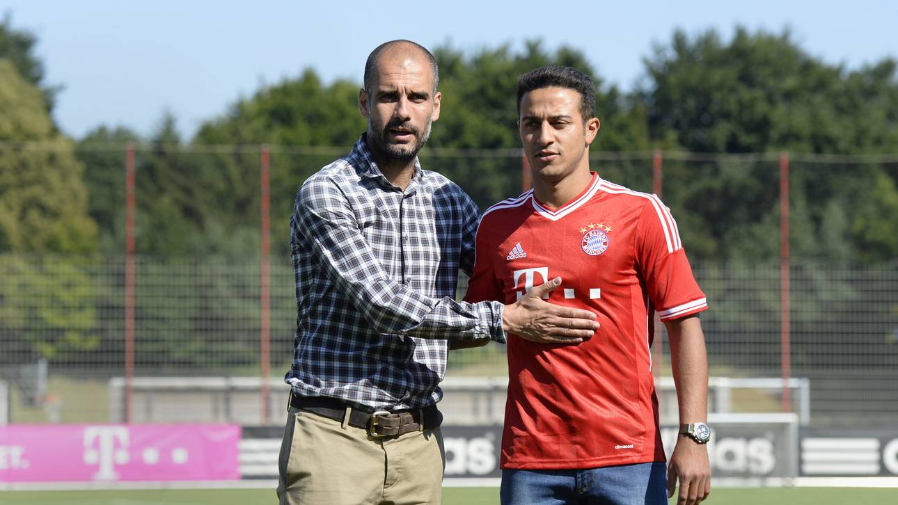 Pep Guardiola (l.) begrüßte Thiago 2013 beim FC Bayern