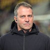 Bundestrainer Hansi Flick verrät Details über seinen Führungsstil. Er nimmt sich dabei einen ehemaligen Bayern-Manager zum Vorbild.