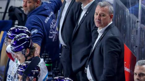 Berlins Trainer Sereg Aubin (r.)