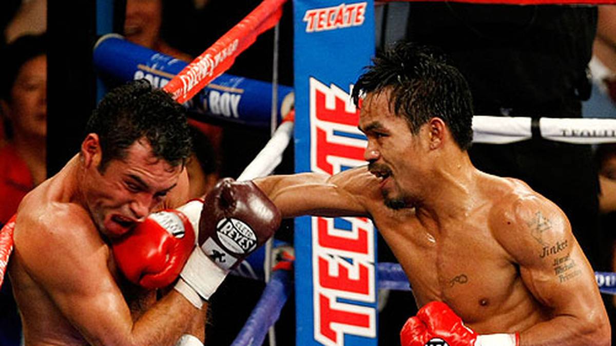 In seinem letzten Duell im Dezember 2008 kämpfte er gegen den philippinischen Leichtgewichtsweltmeister Manny Pacquiao. Als Gewichtsklasse wurde das Weltergewicht vereinbart. Pacquiao musste dafür zwei Gewichtsklassen aufsteigen. De la Hoya musste gegen den jüngeren und schnelleren Pacquiao in der achten Runde aufgeben