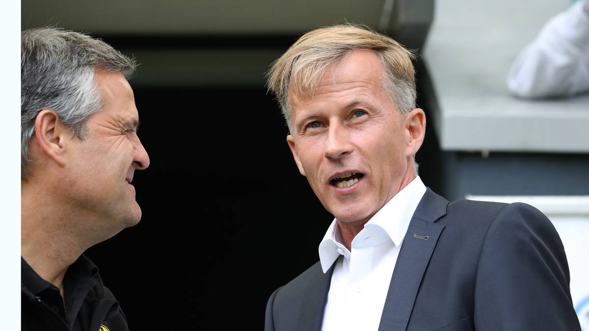 Andries Jonker (r.) geht erwartungsvoll in die neue Saison. Wolfsburgs Trainer will in dieser Saison nichts mit dem Abstieg zu tun haben